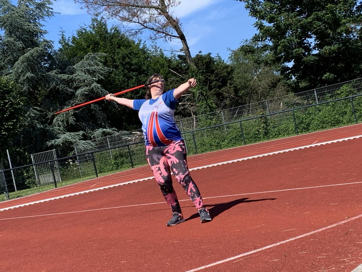 A quelques jours des championnats de France para-athlétisme adapté de Vichy, Christelle Courtois, championne de France 2020 dans sa catégorie, aborde ses derniers entraînements au stade du Prieuré, à Guingamp (photo DR)..