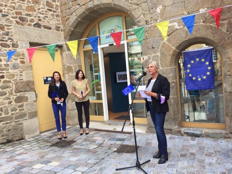 Anna Planchais, cheffe du service Europe et International au Département, Adina Revol, porte-parole de la Commission Européenne en France, et Solenn Meslay, vice-présidente du Département chargée de la Vie associative et des Relations internationales.