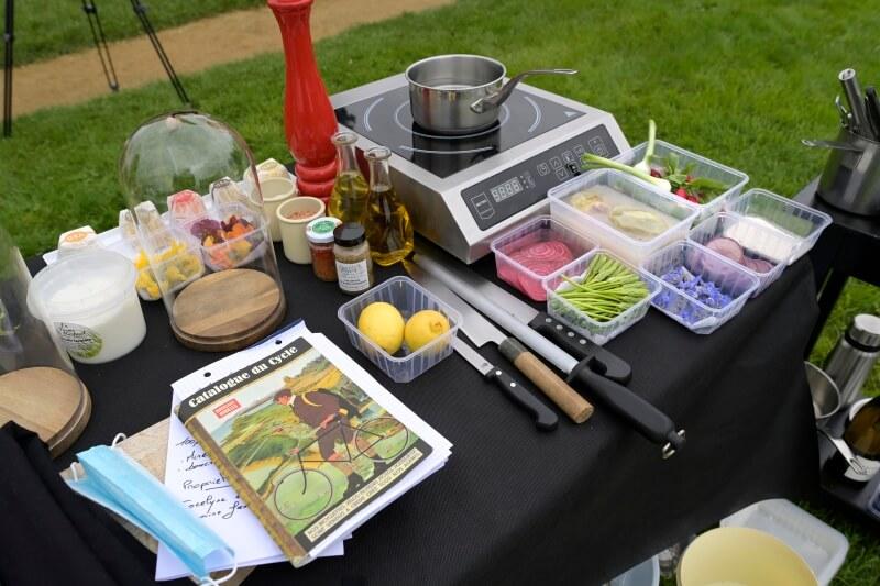 Jeudi 27 mai, au domaine de la Roche-Jagu, tout est prêt pour la recette proposée par Christophe Le Fur... Photo : Thierry Jeandot