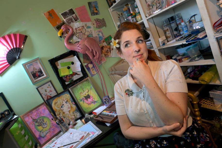 Amandine dans son atelier de poche. &quot;Le coloriage détend, déstresse et calme les angoisses. Se concentrer sur un dessin ou un coloriage, c&#039;est décrocher de tout le reste !&quot; (photo Thierry Jeandot)