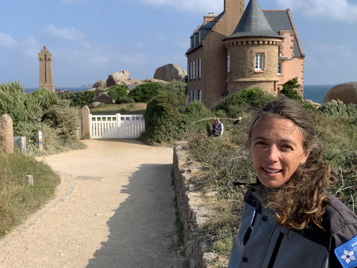 Marie Le Scanve, garde du littoral et animatrice. Depuis la Maison du littoral où elle travaille, la vue sur le phare de Min-Ruz et cette belle demeure familiale de 1892, est à couper le souffle (photo DR).
