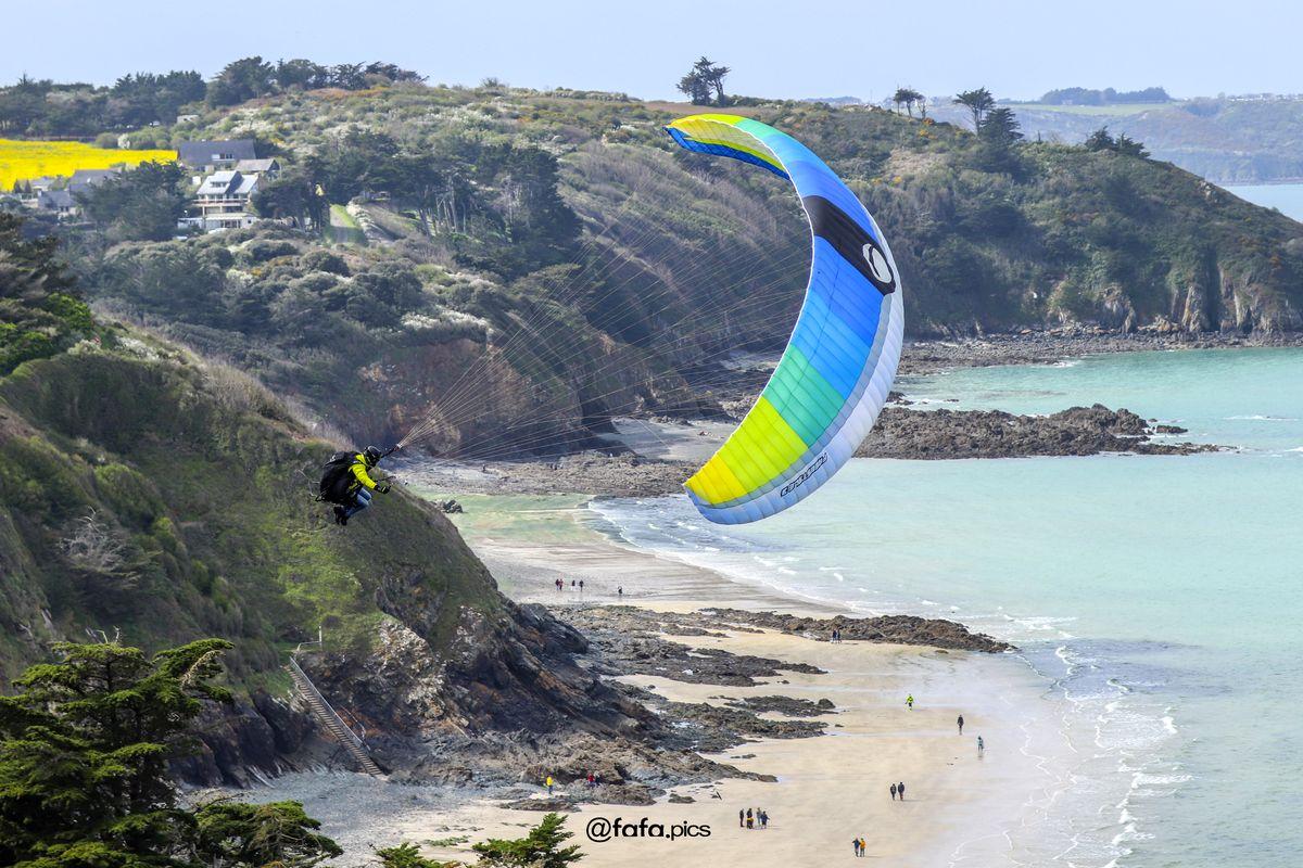 Olivier Goulvestre s'élance à la pointe du Roselier, à Plérin-sur-Mer (@fafa.pics).