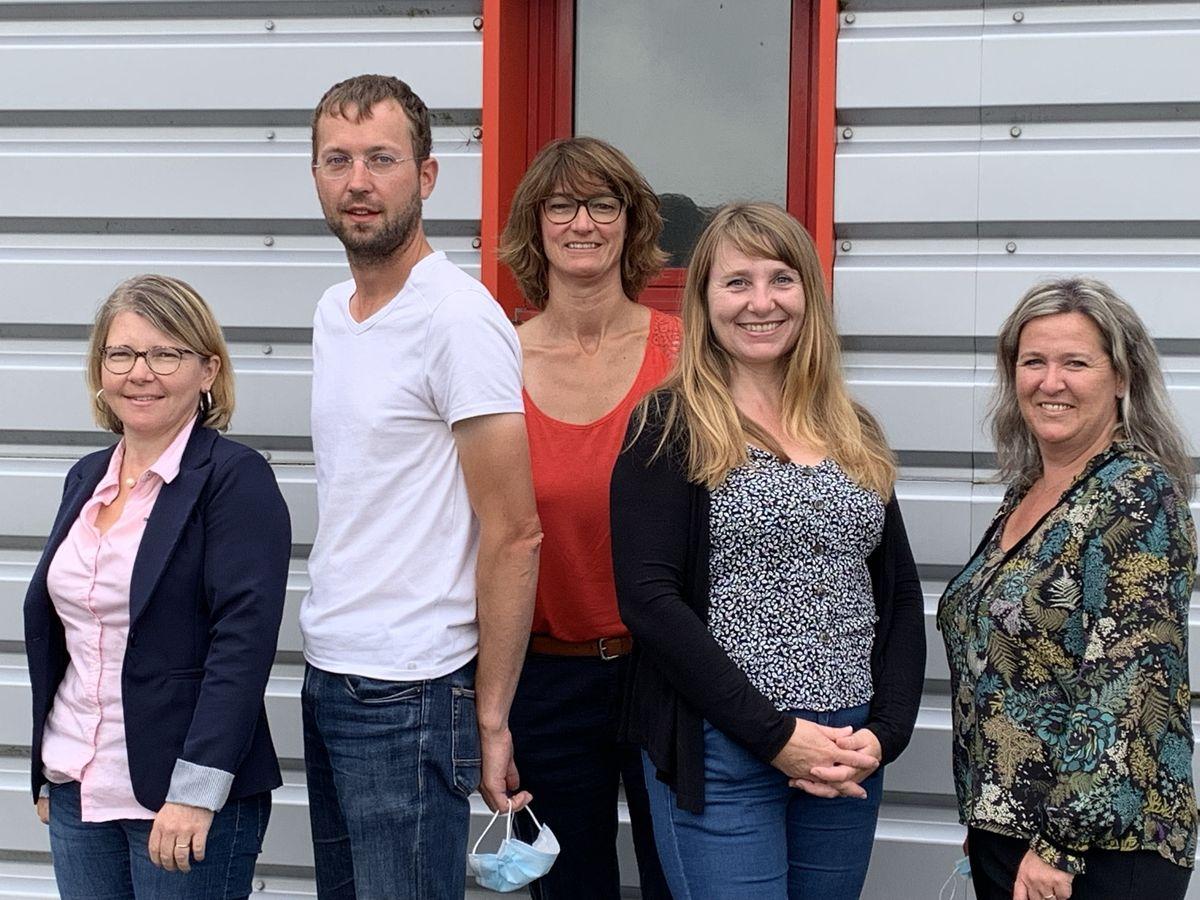 Les cinq permanent.es de l&#039;association Kiné ouest prévention animent un important réseau de kinésithérapeutes intervenant ponctuellement. De gauche à droite : Béatrice Lepage, Julien Grouès, Céline Sanchez, Carole Tardivel et Solène Steunou-Roquinarc&#039;h (photo DR).