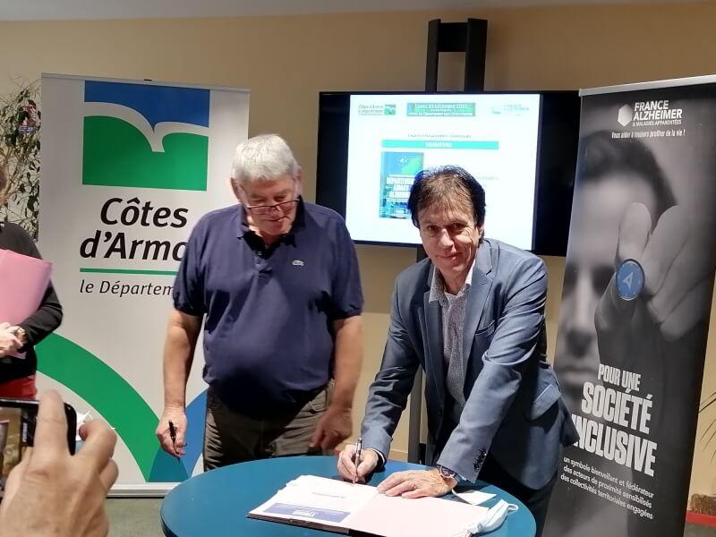 De gauche à droite, Yvon Roselier, président de l’association FranceAlzheimer 22, et Christian Coail, président du Département des Côtes d'Armor.