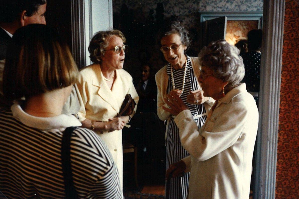 De gauche à droite : En mai 1990, Denise Delouche ; Claudine Pigot, la nièce dont Yvonne Jean-Haffen a été très proche ; et Yvonne Jean-Haffen (photo Michel Audinet).