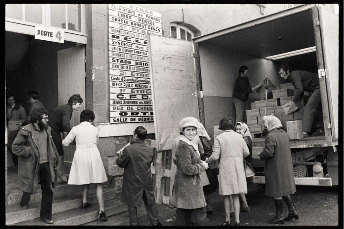 13 avril 1972, Saint-Brieuc. Pendant toute la durée du conflit, des comités de soutien très actifs se sont mobilisés (©Elie Kagan / « Collection La contemporaine » LC_KAG_05329N_A20A)