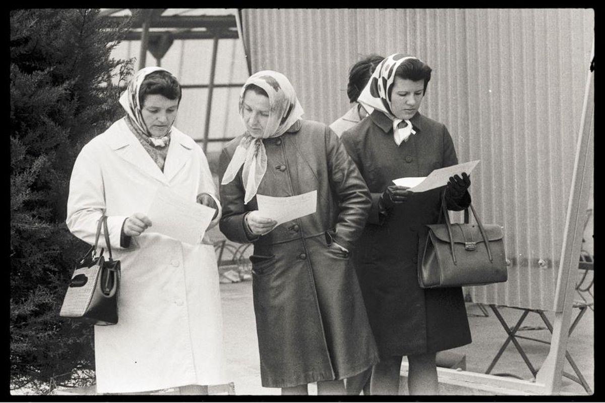 13 avril 1972. Sur le millier de personnes travaillant au Joint français en 1972, plus de 600 sont des ouvrières. Ici, trois ouvrières devant l&#039;usine pendant la grève (©Elie Kagan / Collection La contemporaine LC_KAG_05327N_A17A).