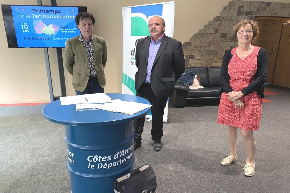 Christian Coail, le président du Département, présente le Printemps de la territorialisaton, avec Pierrick Gouronnec et Martine Pelan, conseillers départementaux.