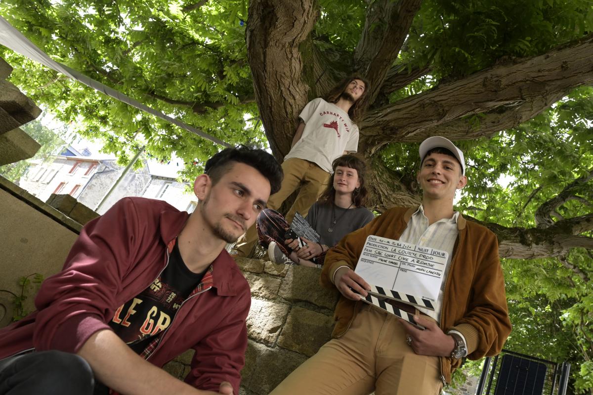 Mattéo Haremza (vice-président), Romane Leblanc (trésorière), Lilian L’Harridon (président) et Tom Daniel (secrétaire), sur les lieux de tournage d’un prochain court-métrage, Expiration. 