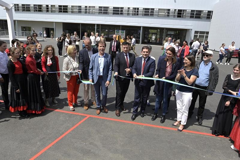 Collège inauguré ! Le traditionnel coupé du ruban, en présence notamment de Christian Coail, président du Département, Emmanuel Ethis, Recteur de l'Académie de Rennes et Jean-René Carfantan, vice-président du Département délégué à l'Education.