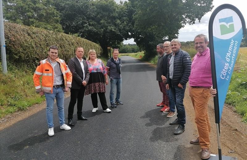 Louis Flejeo, de l’entreprise Colas, Thierry Simeliere et Valérie Rumiano, conseillers départementaux du canton de Plouha, Gilles Le Roy, adjoint au maire de Gommenec&#039;h en charge de la voirie, Nicolas Guernion, conseiller municipal de Trévérec, Richard Helary, 1er adjoint de Trévérec en charge de la voirie, André Coent, vice-président du Département délégué aux Infrastructures et aux Mobilités douces, Aldo Miotti, chef de l&#039;antenne de Lanvollon au Département.