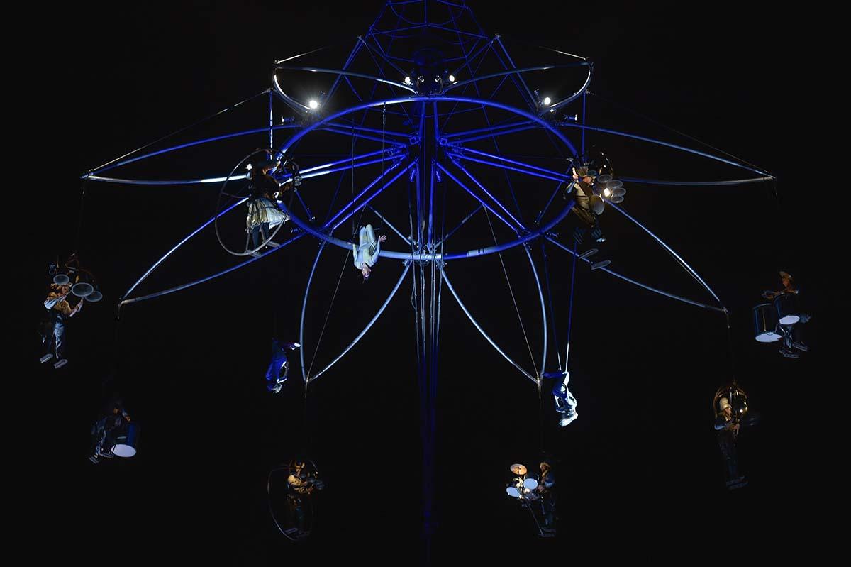 Trapézistes suspendus à un grand carillon