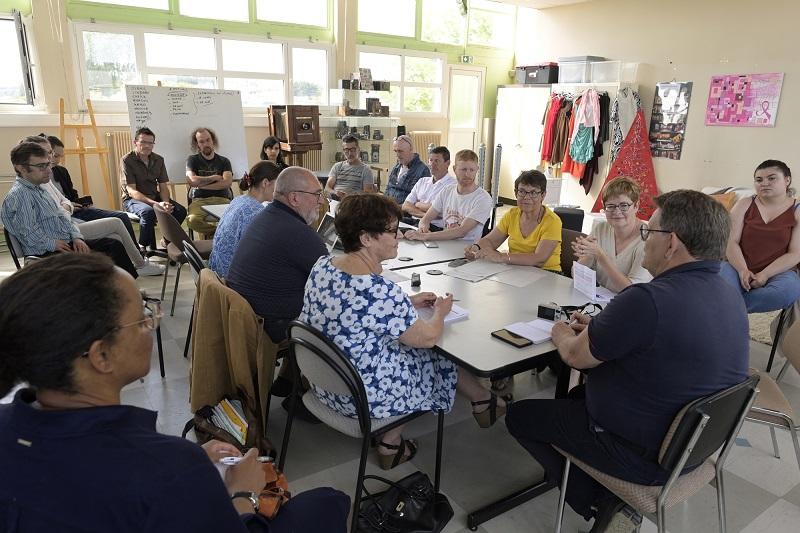 Le 21 juin, une rencontre était organisée à l'Afpa avec les huit artistes-auteurs en formation, les élus des collectivités qui soutiennent le dispositif, l'association La Ruche des Arts et l'association 40mcube.