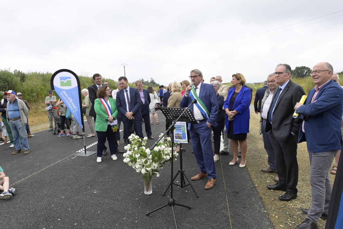 Inauguration de la déviation de contournement de Caulnes sur la RD 766 le 10 juin 2023 par André Coënt, le vice-président du Département, délégué aux infrastructures et aux mobilités douces, en présence de nombreuses personnalités locales et départementales (© Thierry Jeandot).