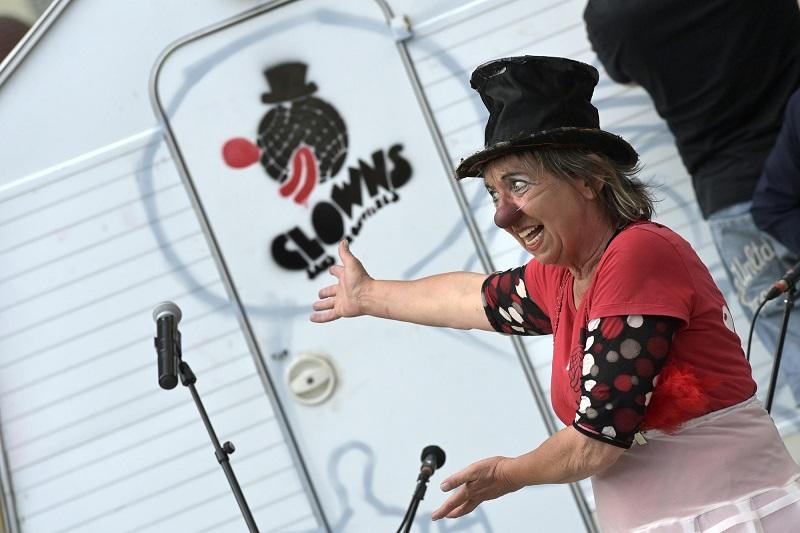 Nathalie Tarlet, lors de la Marche des Nez, organisée par Clowns Sans Frontière, dont le coup d'envoi était donné sur le parvis de la Scène Nationale de la Passerelle, le 1er juin 2023.