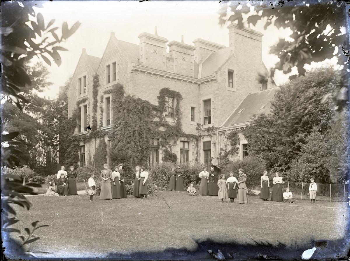École anglaise de l'ancienne villa Ker Even vers 1890. (©Auguste Dubois - Coll. Bibliothèque municipale de Dinan)