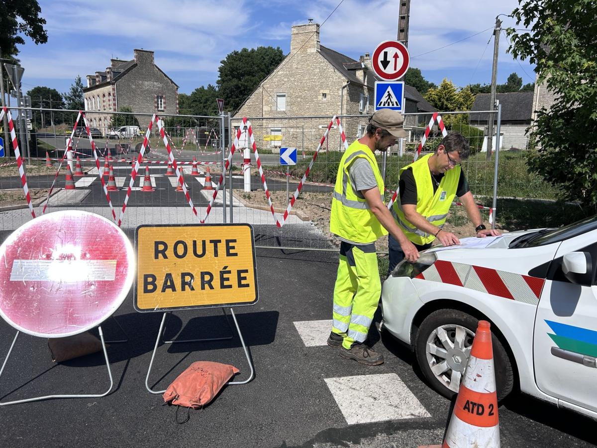 Anthony Petra (à droite) et Freddy Bignon, agent d’exploitation des routes, font le point sur le chantier des aménagements de sécurité, pour traverser la voie verte sur la route départementale 39, à la gare du Quiou. 