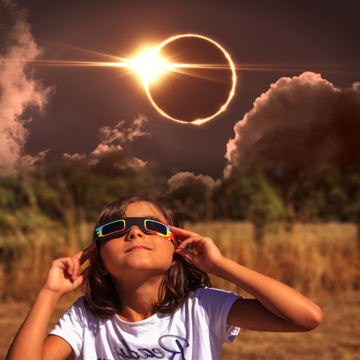 enfant regardant une éclipse solaire avec des lunettes de protection