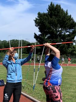 Dernier entraînement avant les championnats de Vichy. Marie-José Camard rectifie un geste, une position (photo DR).