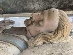 Détail du visage du gisant de Dom Maudez (photo DR).