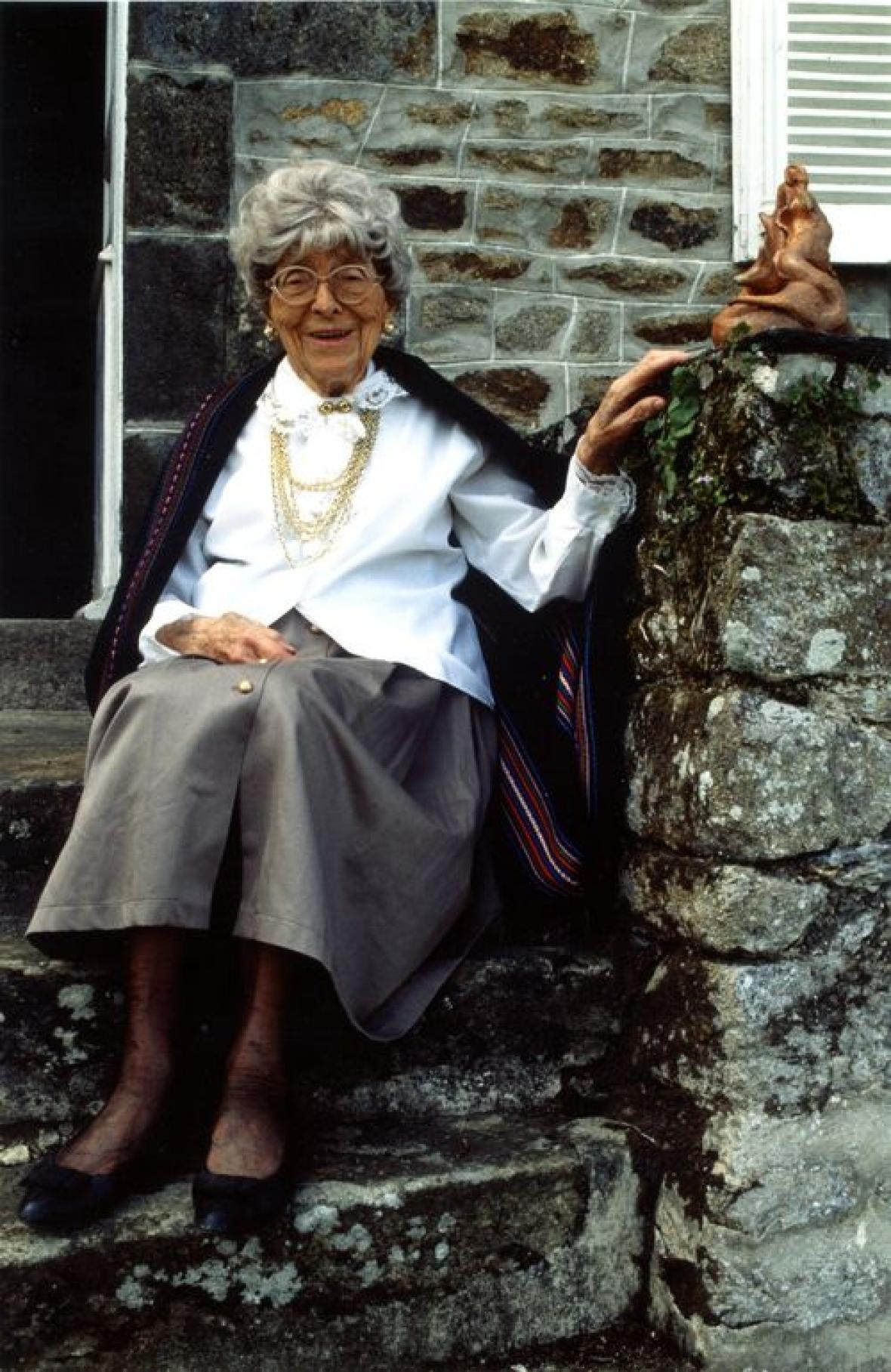 L'artiste-peintre, quelques mois avant sa mort, sur l'une des 70 marches menant chez elle, à La Grande vigne (© Musées de Dinan). L'artiste-peintre, quelques mois avant sa mort, sur l'une des 70 marches menant chez elle, à La Grande vigne (© Musées de Dinan).