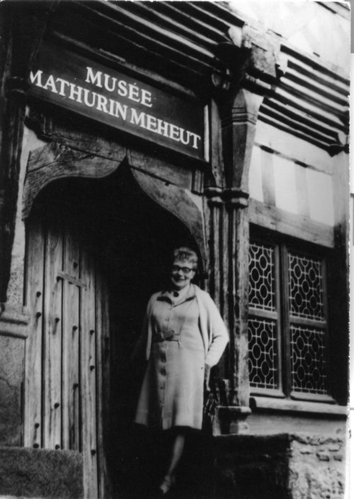 Yvonne Jean-Haffen à l'entrée du musée Mathurin-Méheut, place du Martray à Lamballe. Elle le dirigera pendant vingt ans, de sa création en 1972, jusqu'en 1992 (© Collection Musées de Dinan). Yvonne Jean-Haffen à l'entrée du musée Mathurin-Méheut, place du Martray à Lamballe. Elle le dirigera pendant vingt ans, de sa création en 1972, jusqu'en 1992 (© Collection Musées de Dinan).