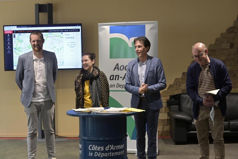 Christian Coail, le président du Département, a présenté le partenariat de la collectivité avec la Redadeg, avec Tifenn Siret, responsable de la communication de la course, Ludovic Gouyette et Patrice Kervaon, vice-présidents du Département, respectivement délégués à la jeunesse et aux sports, et délégué à la culture et aux cultures de Bretagne (photo Thierry Jeandot).
