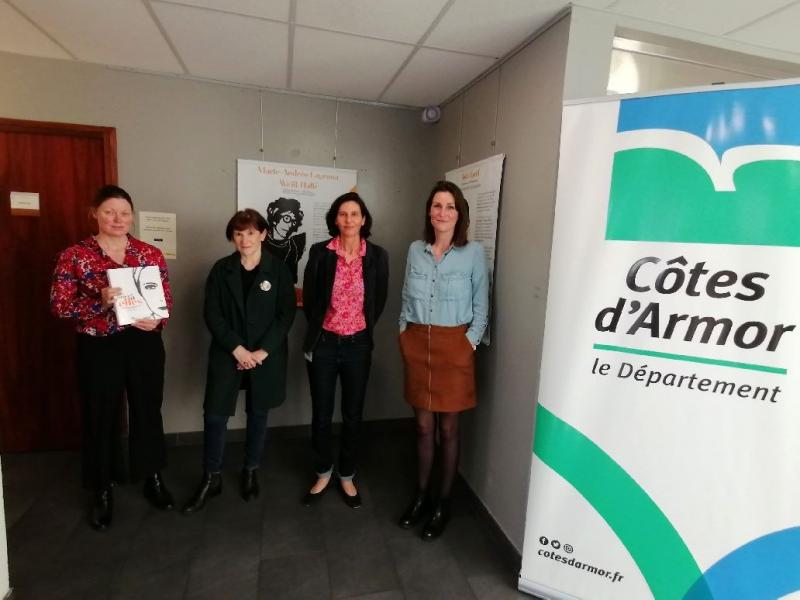 Lisa Thomas (à droite), conseillère départementale référente de la Maison du Département de Saint-Brieuc, et Nathalie Paré, la directrice, étaient au vernissage de l&#039;exposition avec les coordinatrices de ce temps fort, Catherine Vinot et Guénaëlle Closier.