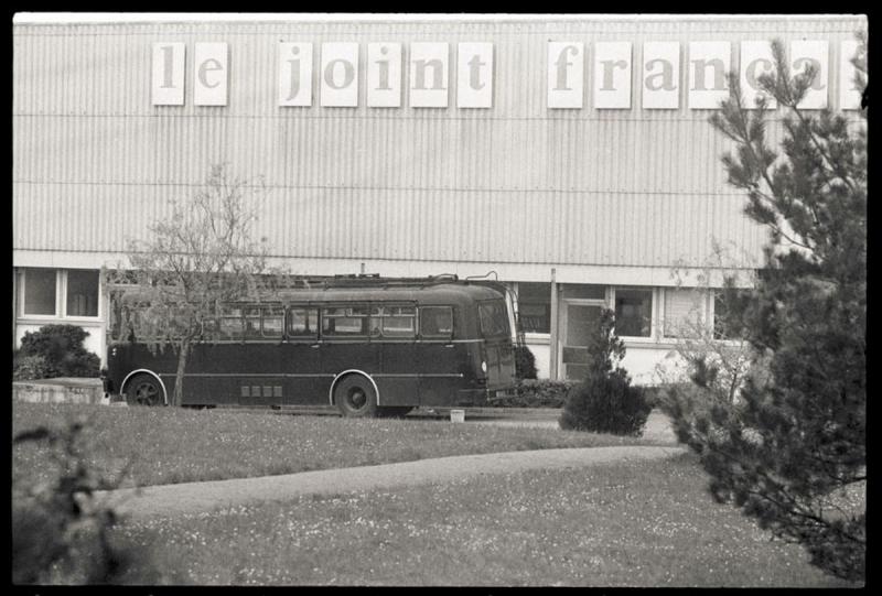 Un car de CRS stationné devant le Joint français le 13 avril 1972, Saint-Brieuc (©Elie Kagan / « Collection La contemporaine » LC_KAG_05327N_A08A)