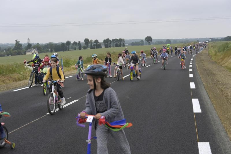 Les cracheurs de feu ont accompagné le public à pied, à vélo, en trottinette ou en skate… avant de laisser la place aux véhicules après l'inauguration (© Thierry Jeandot) Les cracheurs de feu ont accompagné le public à pied, à vélo, en trottinette ou en skate… avant de laisser la place aux véhicules après l'inauguration (© Thierry Jeandot)