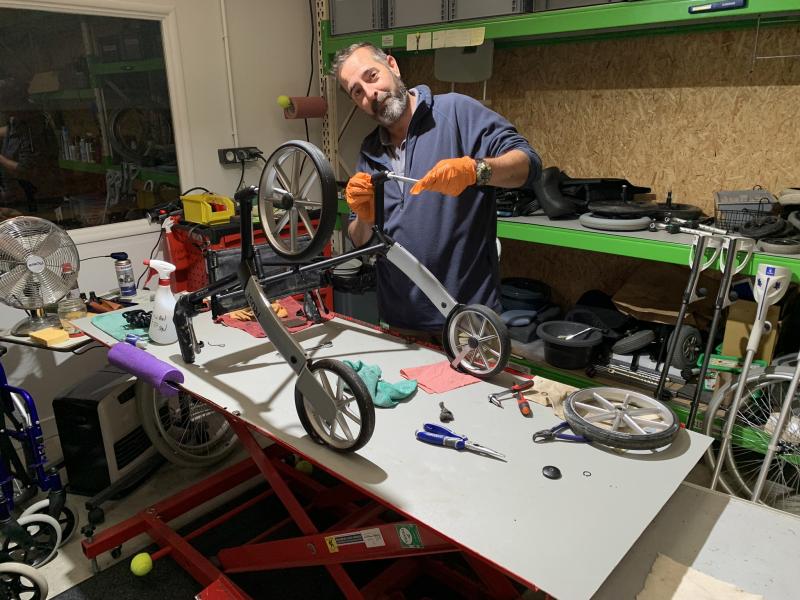Yvan Zwingelstein, technicien en parcours professionnel d&#039;insertion : &quot;Ici à l&#039;atelier, nous démontons, réparons, remontons et aseptisons à la vapeur&quot;.