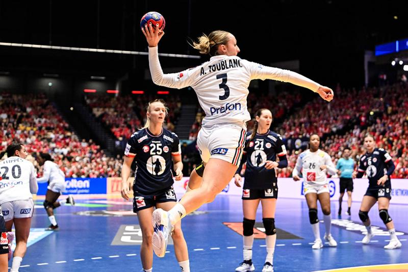 Alicia lors des championnats de monde 2023, face à la Norvège. Alicia lors des championnats de monde 2023, face à la Norvège.