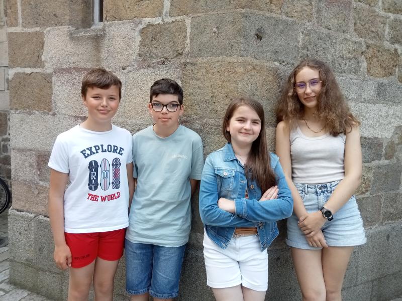 Gwenaël, Iaun, Charlotte et Aélia tous les quatre au collège en Côtes d'Armor, ont réalisé les interviews d'Anne Kerdi et de son concepteur Sébastien. Un grand merci à eux ! Gwenaël, Iaun, Charlotte et Aélia tous les quatre au collège en Côtes d'Armor, ont réalisé les interviews d'Anne Kerdi et de son concepteur Sébastien. Un grand merci à eux !