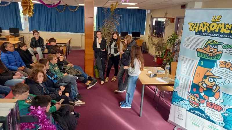 Les élèves ambassadeurs présentent le pHaRomètre au CDI. Les élèves ambassadeurs présentent le pHaRomètre au CDI