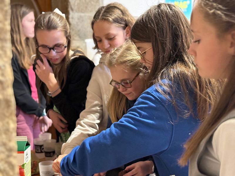 Le goûter, un moment convivial pour apprendre à mieux se connaître. Le goûter, un moment convivial pour apprendre à mieux se connaître.