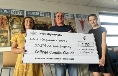 Manolie et Anouk ont remis un don à Cyril Mordelet.
