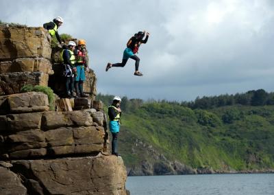 Le coasteering à Plouha, pour les amateurs de sensations fortes !