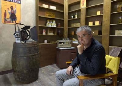 Nicolas Guillou au sein du décor représentant le café de la Mairie, tenu à l&#039;époque par François Le Cornec, chef de la résistance plouhatine.