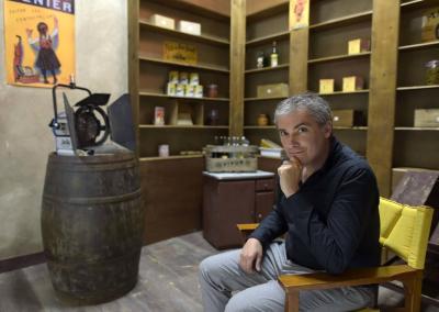 Nicolas Guillou au sein du décor représentant le café de la Mairie, tenu à l'époque par François Le Cornec, chef de la résistance plouhatine.