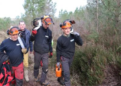 En forêt, Bernard, Tony, Gwendal et Benjamin apprécient l’autonomie, la variété du travail, les grands espaces mais aussi l’ambiance d’équipe : « plus c’est difficile, plus on s’entend bien ! »