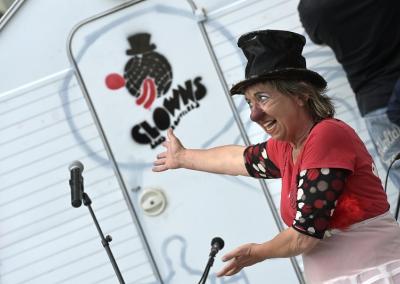Nathalie Tarlet, lors de la Marche des Nez, organisée par Clowns Sans Frontière, dont le coup d'envoi était donné sur le parvis de la Scène Nationale de la Passerelle, le 1er juin 2023.