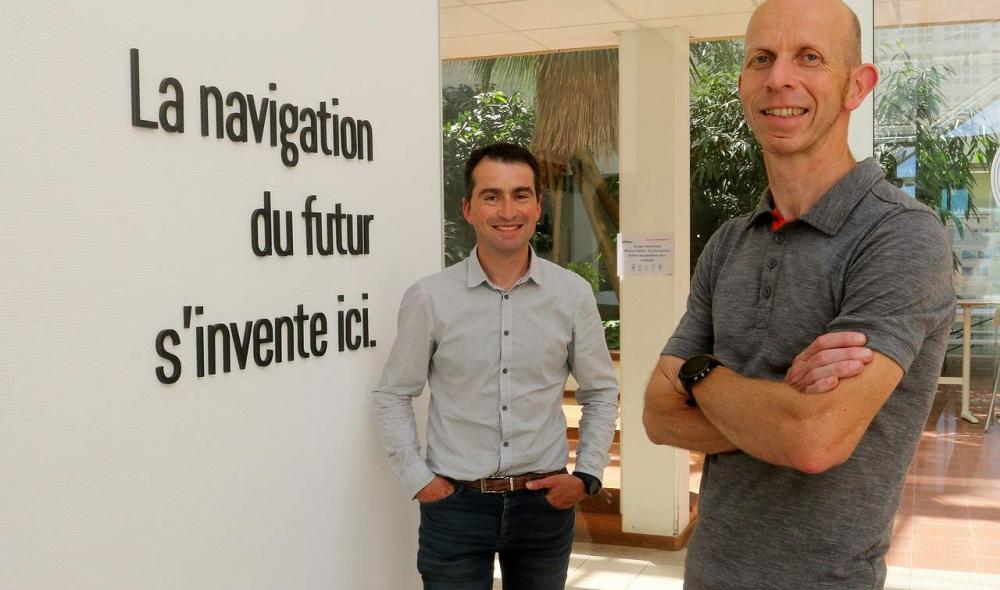 Thomas Loret, responsable de la division navigation, et Benoît Cadier, responsable de la division photonique, nous accueillent au sein de l’usine lannionnaise. Installée depuis 2006 au cœur du parc d’activités de Pégase, iXblue a capitalisé sur un terreau fertile en matière d’innovation. L’écosystème local de la technopole Anticipa centralise de nombreuses compétences, y facilite les recrutements et les mises en relation.