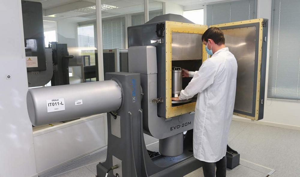 Avant leur commercialisation, les centrales de navigation inertielle subissent des tests très poussés sur des simulateurs de mouvement spécifiquement conçus par iXblue. Les produits du groupe, réalisés de A à Z au sein de ses différents sites industriels, sont réputés pour leur fiabilité. 