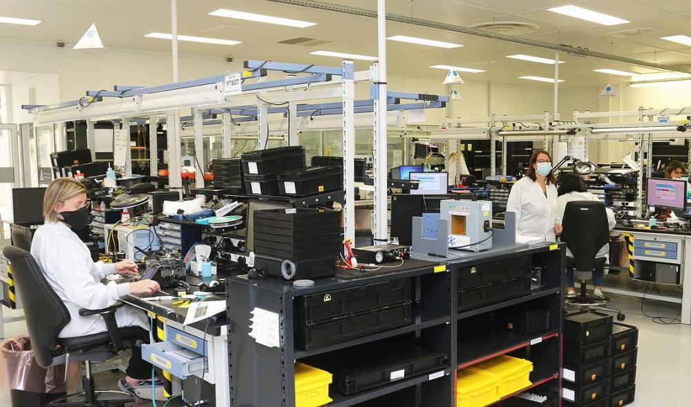 L’usine iXblue de Lannion emploie une centaine de salariés, dont près de 40 % en recherche et développement. Ici, on a fait le choix de cultiver la qualité de vie au travail. « Nous cherchons à impliquer au maximum les équipes, à laisser de l’autonomie à chacun, témoigne Benoît Cadier, responsable de la division photonique. Nous travaillons dans un climat de confiance et offrons aux personnels des possibilités d’évolution.» 