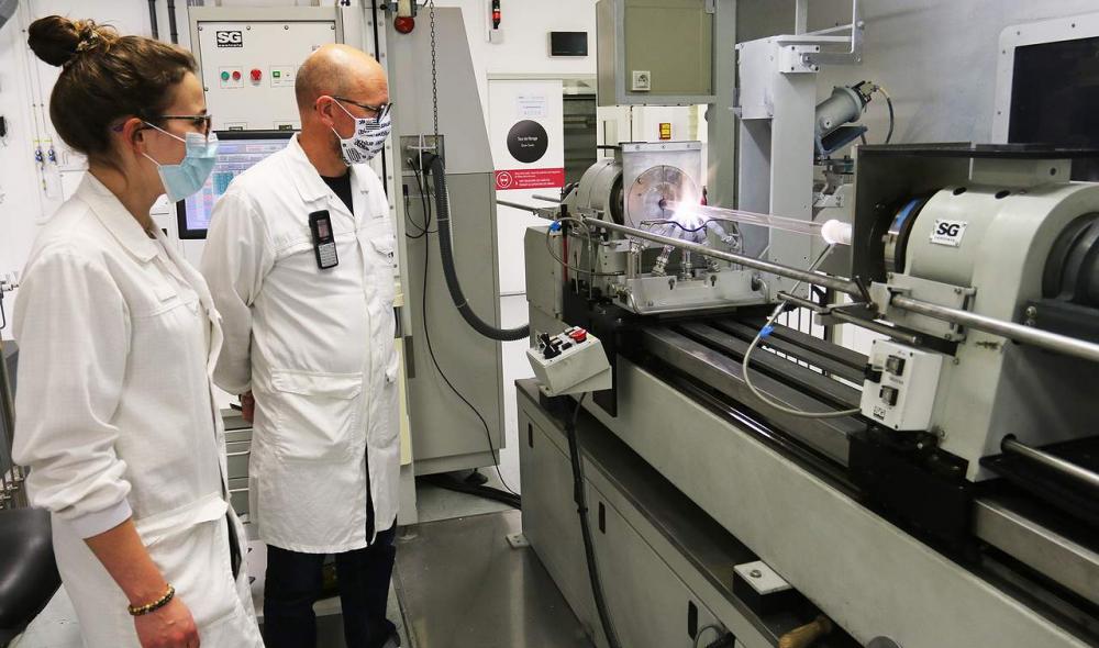 La première étape de fabrication d’une fibre optique consiste en la réalisation d’une préforme, un barreau de silice très pure, d’un diamètre de plusieurs centimètres. 