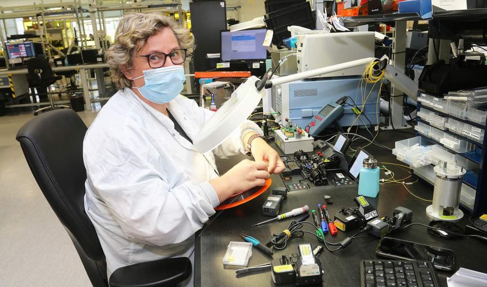 Les opérateurs sont pour la plupart polyvalents à de nombreux postes, comme l’assemblage des capteurs ou des sources optiques. Une grande force pour la production de l’entreprise.