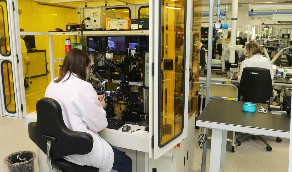 Les opérateurs sont pour la plupart polyvalents à de nombreux postes, comme l’assemblage des capteurs ou des sources optiques. Une grande force pour la production de l’entreprise.