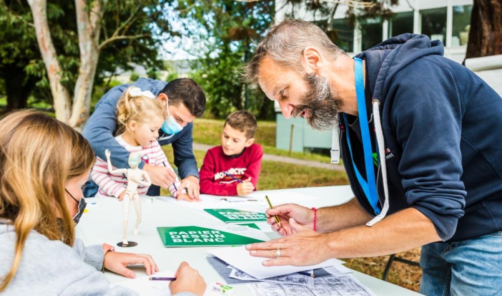 Jean-Christophe explique les bases du croquis... Pas toujours simple, mais l'essentiel c'est de prendre du plaisir !