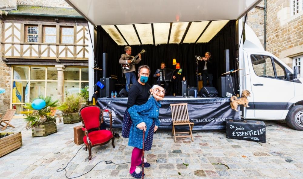Le Kultur Truck, prêt à dégainer ses décibels avec Kannibal Swing Trio et Marthe, la mémé-marionnette de Philippe Saumont, qui visiblement semble décidée à n'en faire qu'à sa tête !