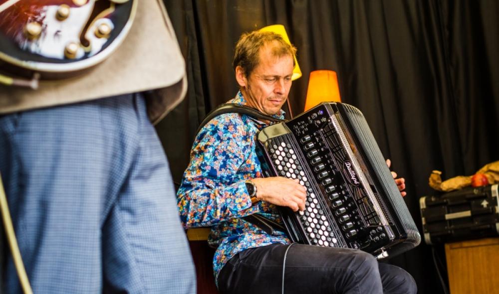 Jean-Marc Le Coq, son accordéon et son groupe, Kannibal Swing, qui a insufflé une très belle ambiance festive dans la cour Saint-Esprit.